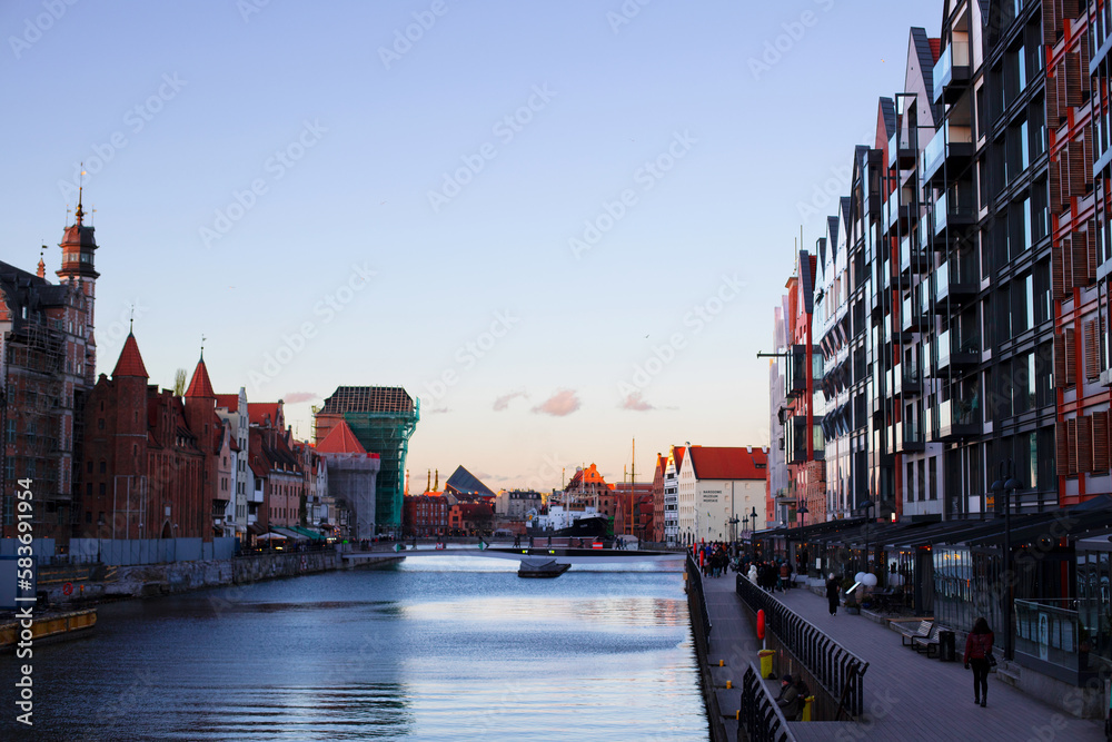 Obraz premium Sunset over the Motława River in Gdansk