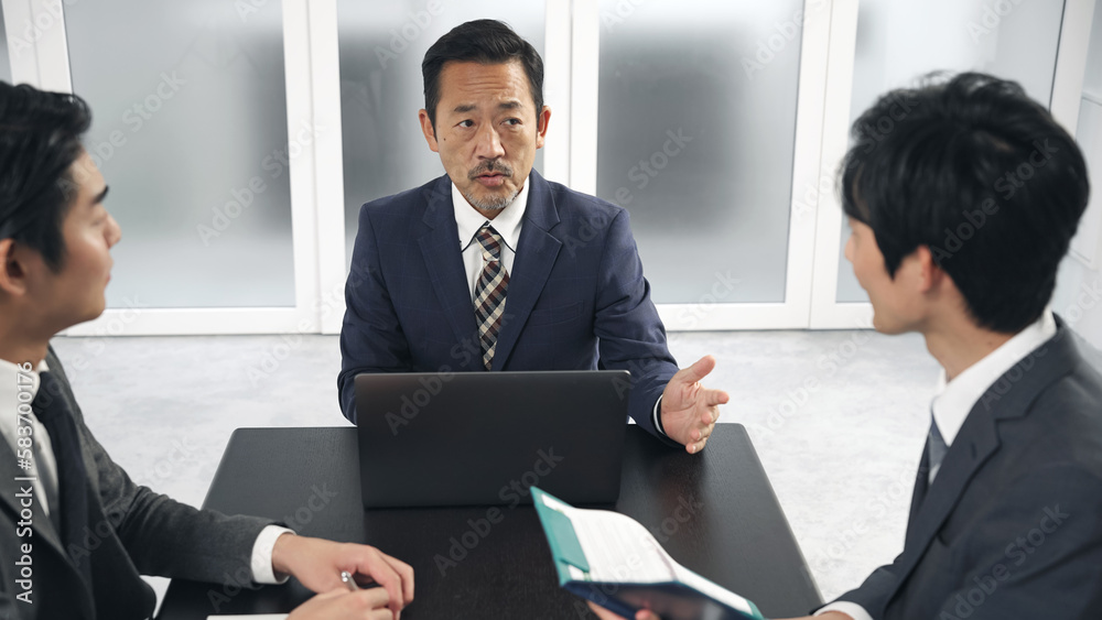 会議するビジネスマンのグループ 会議するビジネスマンのグループ