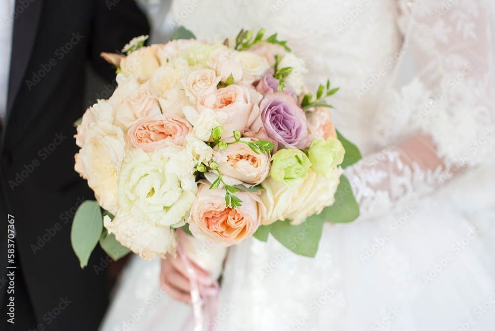 Naklejka premium bride holding wedding bouquet with her hands 