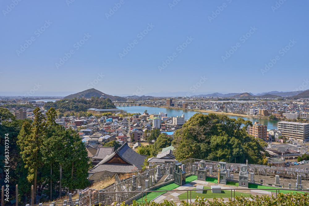 Fototapeta premium 犬山成田山から見た犬山城付近の街並み