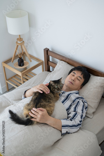 猫と眠る50代男性
