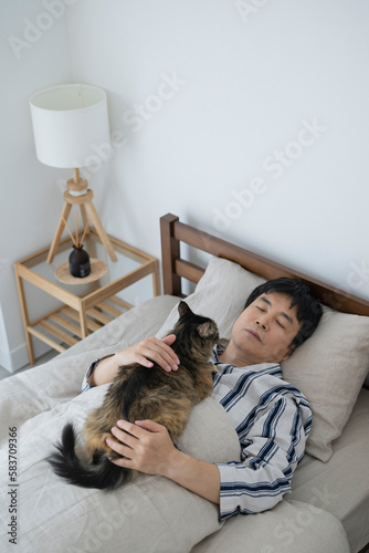 猫と眠る50代男性