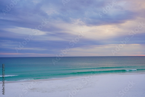Fototapeta Naklejka Na Ścianę i Meble -  beautiful north florida beach and the Gulf of Mexico in Destin, Florida	