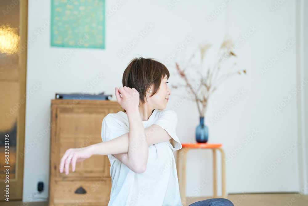 部屋でストレッチする女性 部屋でストレッチする女性