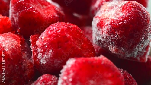 赤が鮮やかな凍ったベリー