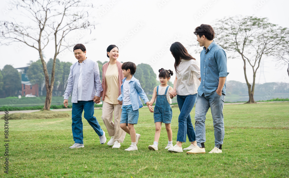 Obraz premium Asian family photo walking together in the park