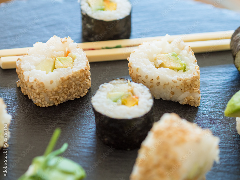 Veganes Sushi mit Avocado und Gurke Veganes Sushi mit Avocado und Gurke