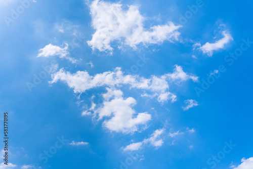 青空と白い雲のタイムラプス 4K UHD