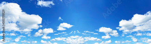 青い空と白い雲のパノラマ素材