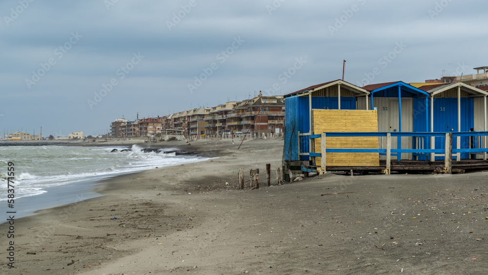 Jour de tempête à la station balnéaire en hors-saison Jour de tempête à la station balnéaire en hors-saison