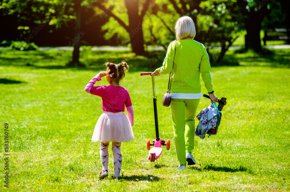 Fototapeta premium Mother with daughter walking in the city Park 
