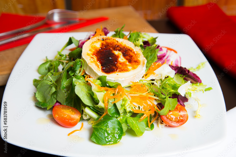 Delicious and healthy green salad with gratin goat cheese. Delicious and healthy green salad with gratin goat cheese.