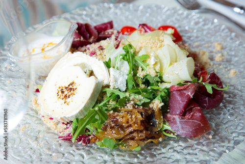 Delicious and healthy green salad with gratin goat cheese.