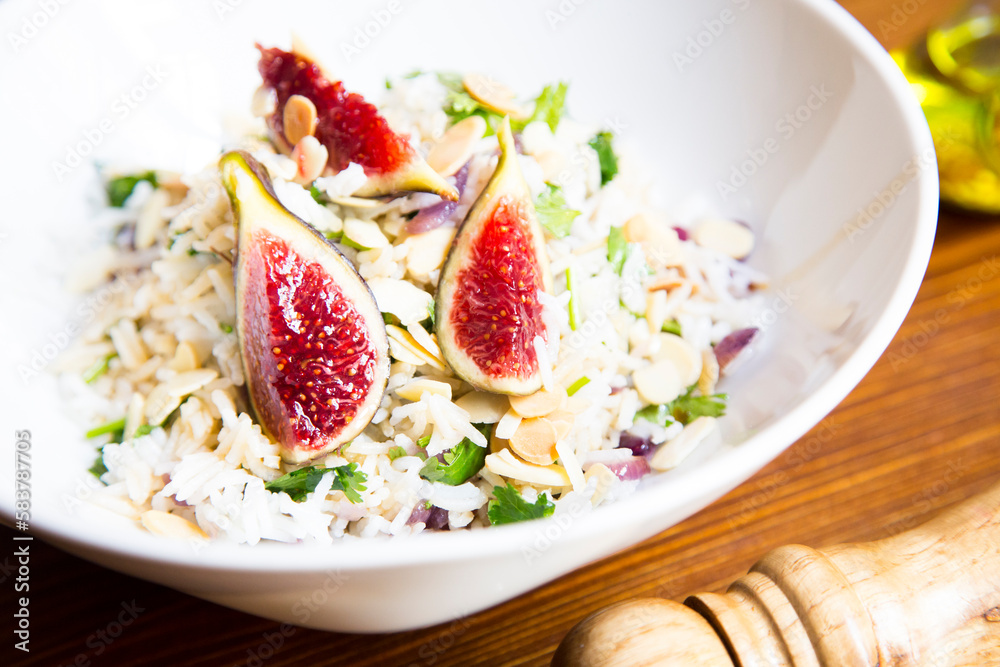 Delicious rice salad with figs and spinach Delicious rice salad with figs and spinach