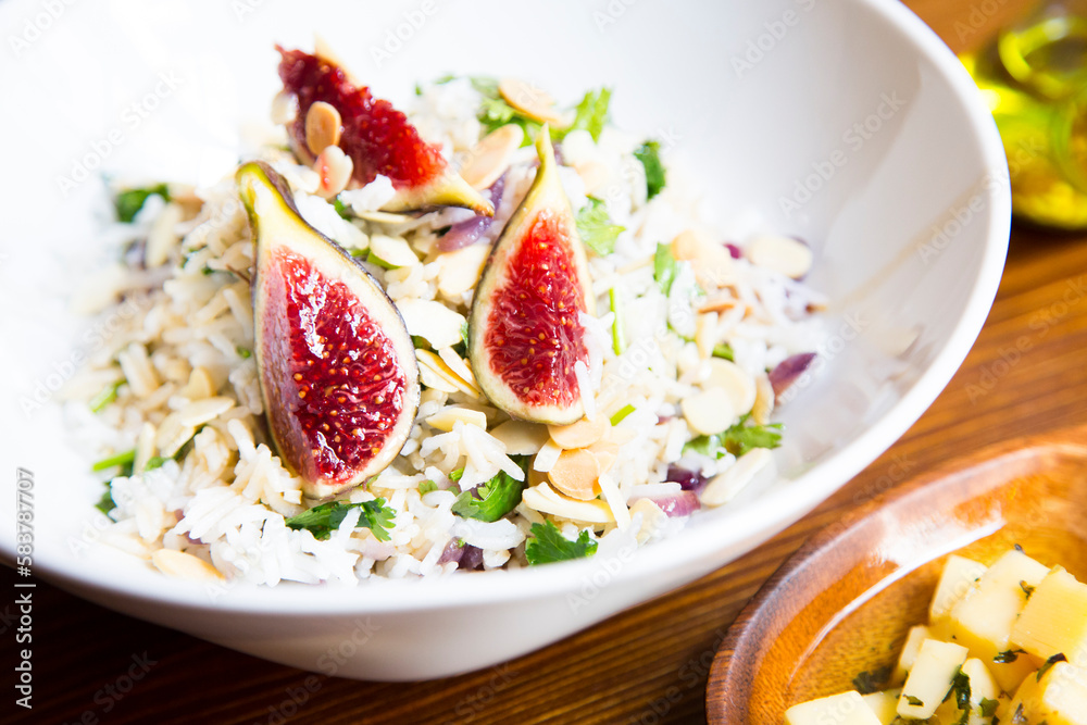 Delicious rice salad with figs and spinach Delicious rice salad with figs and spinach