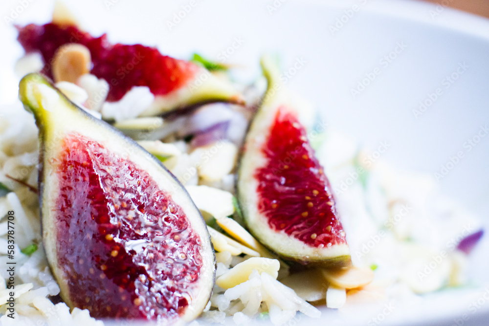 Delicious rice salad with figs and spinach Delicious rice salad with figs and spinach