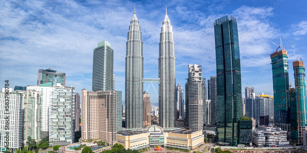 Obraz premium Petronas Twin Towers skyscrapers KLCC skyline panorama in Kuala Lumpur Malaysia