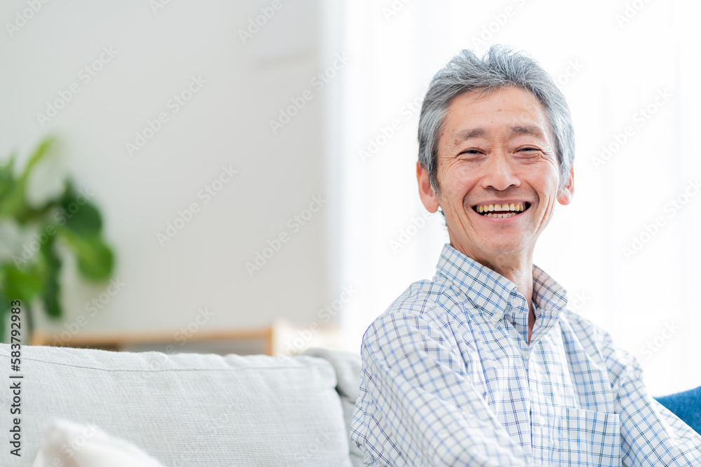 室内でリラックスする日本人男性 室内でリラックスする日本人男性