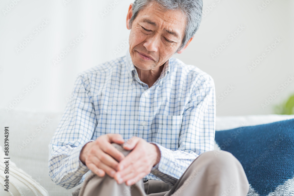 膝の痛みを訴える日本人男性 膝の痛みを訴える日本人男性