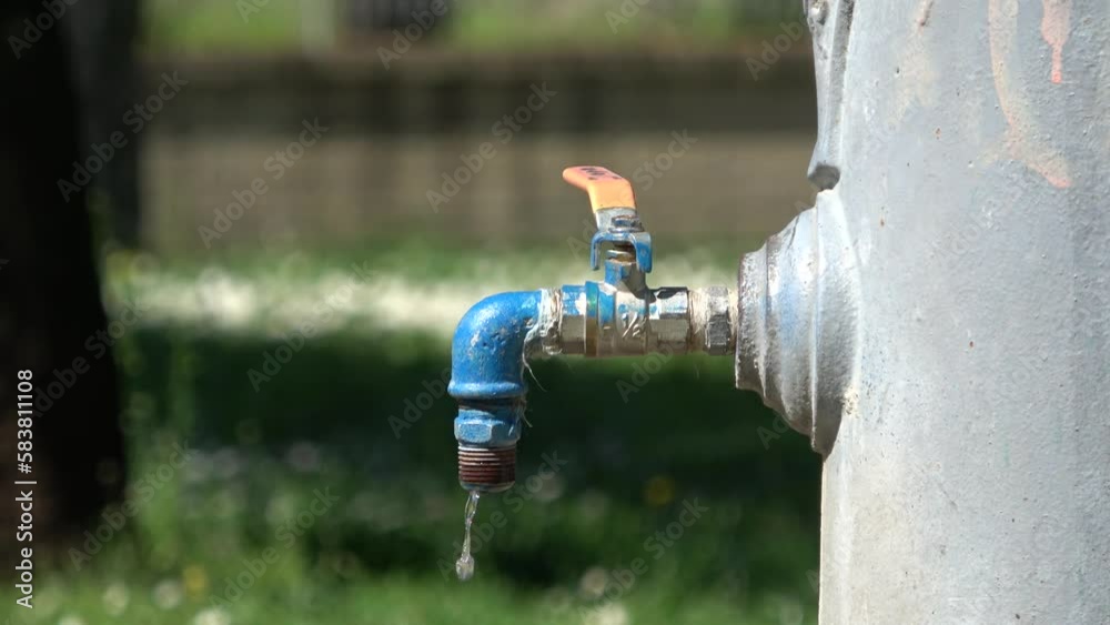 Vidéo Stock Water shortage. Outdoor tap slow water dripping. Leaking