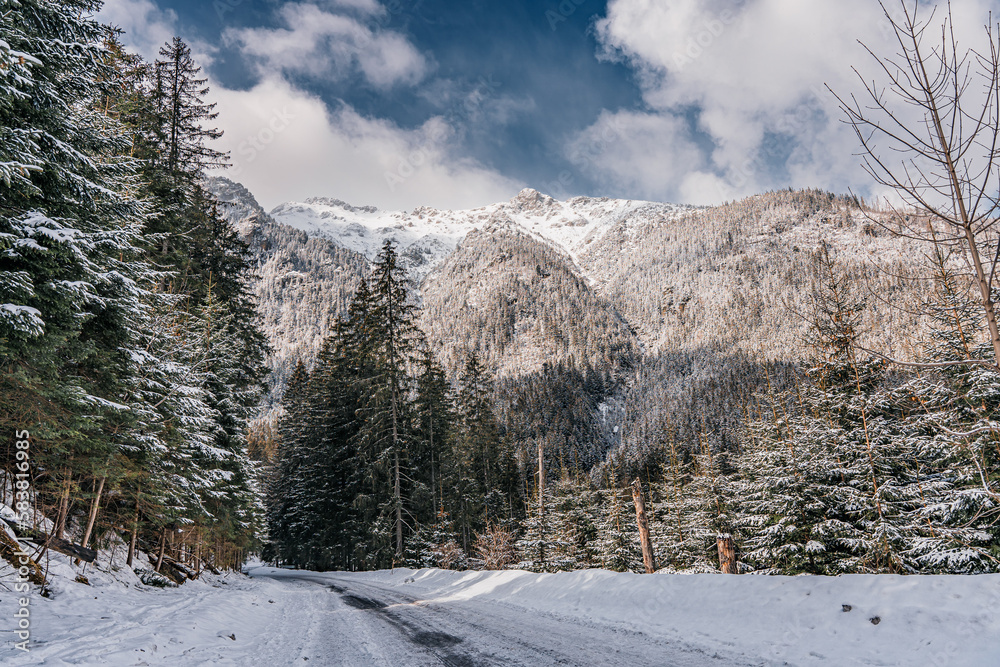 Góry, Tatry Wysokie w rejonie Morskiego Oka zimą w Polsce