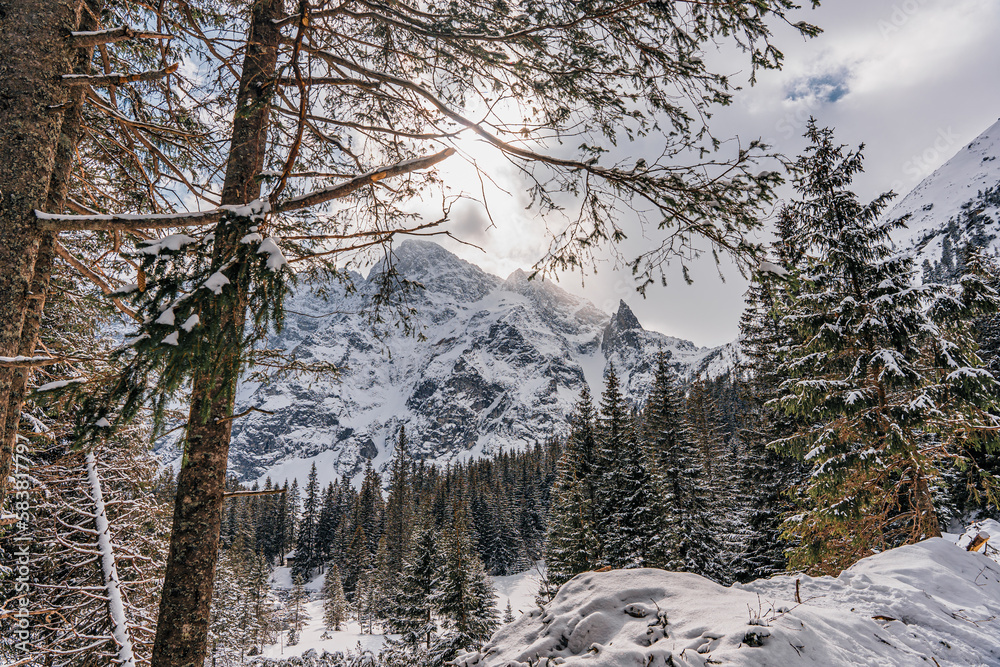 Góry, Tatry Wysokie w rejonie Morskiego Oka zimą w Polsce