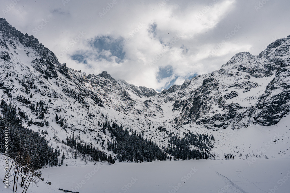 Góry, Tatry Wysokie w rejonie Morskiego Oka zimą w Polsce
