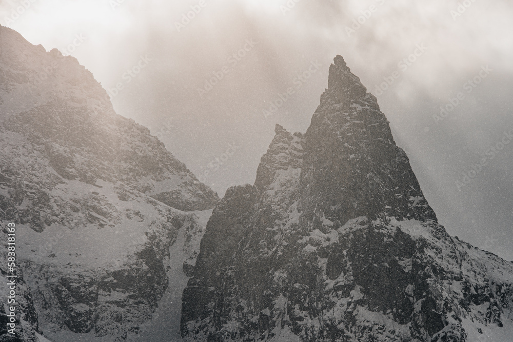 Góry, Tatry Wysokie w rejonie Morskiego Oka zimą w Polsce