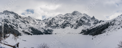 Góry, Tatry Wysokie w rejonie Morskiego Oka zimą w Polsce