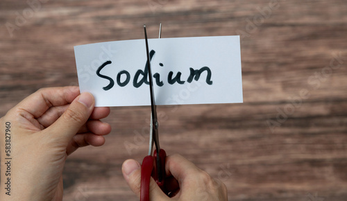 Canvastavla Scissors cutting word sodium on paper