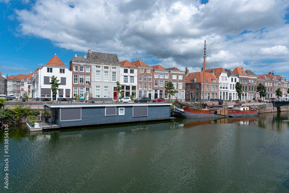 Hausboote am Londensekaai in Middelburg. Provinz Zeeland in den Niederlanden