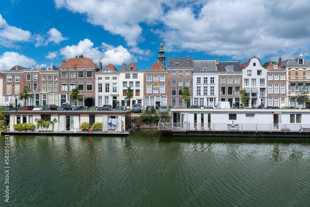 Hausboote am Londensekaai in Middelburg. Provinz Zeeland in den Niederlanden