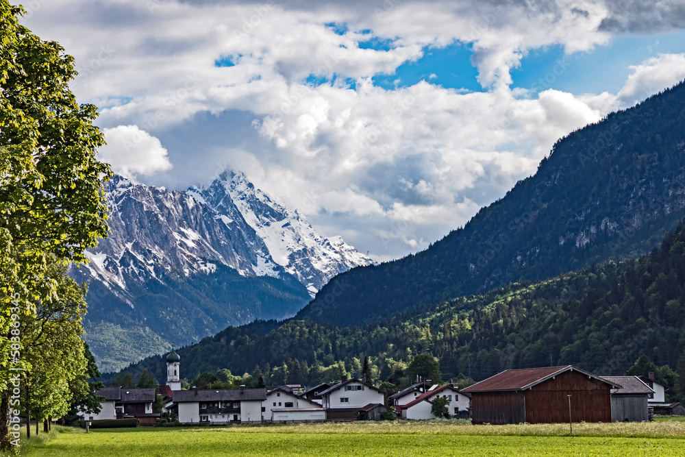 Blick auf das Dorf Farchant im Werdenfelser Land am Fuße der Zugspitze, Bayern, Deutschland Blick auf das Dorf Farchant im Werdenfelser Land am Fuße der Zugspitze, Bayern, Deutschland