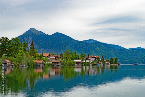 Blick auf den Ort Walchensee am Alpensee Walchensee in Bayern, Deutschland