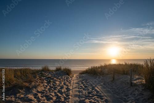 un coucher de soleil sur la mer depuis la dune