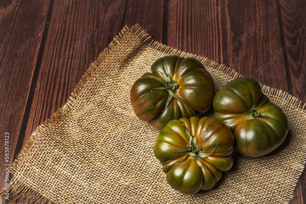 It is originally from Spain. The Raf tomato Marmande is a variety which stands out for its flavor and texture, as well as its resistance to water with high salt content