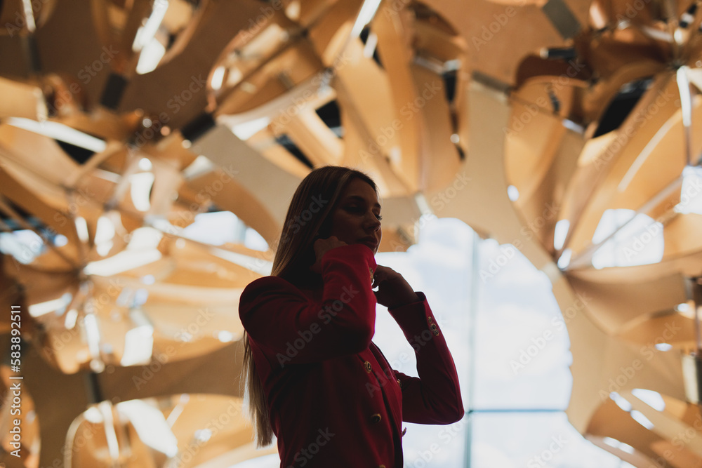 Obraz premium Wunerschöne Frau im Pink Rosa Anzug im Futuristisch Zukunft Technologie Gewölbe Berlin Deutschland