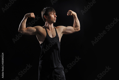 homem atleta corpo atlético muscular culturista  © Alexandre
