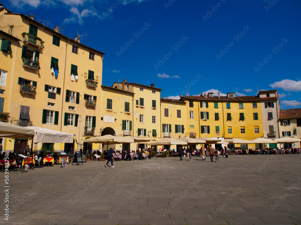Italia, Toscana, la città di Lucca. piazza del Mercato.