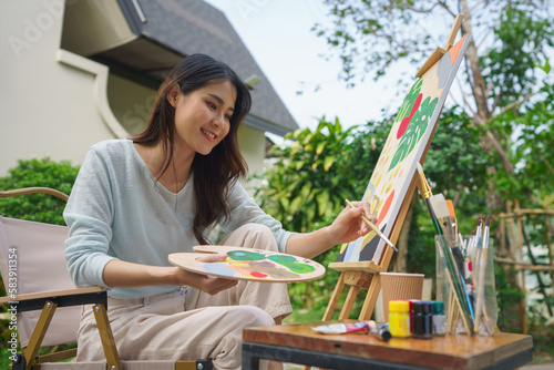 Foto Creative art concept, Female artist is washing paintbrush while painting art on