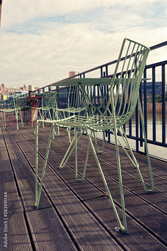 Fototapeta premium Stuhl auf Veranda