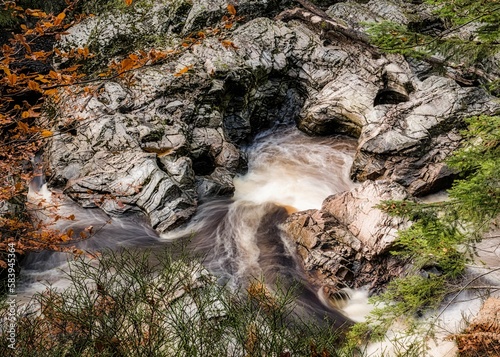 Fotografia River Findhorn flowing through the gorge at Randolph's leap in the Scottish High