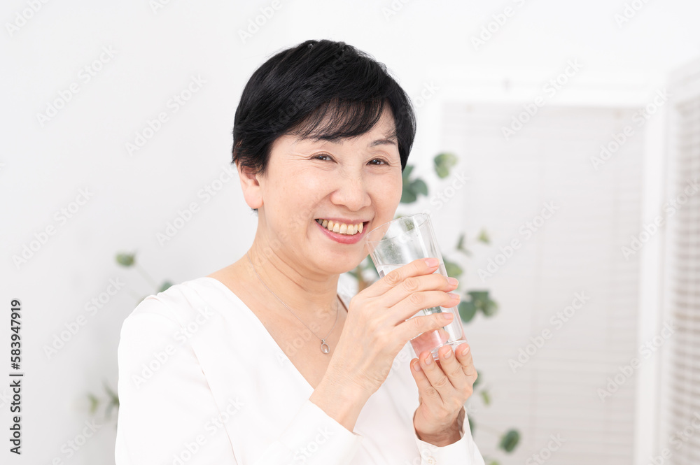 水を飲む女性 健康 ビューティー 水を飲む女性 健康 ビューティー
