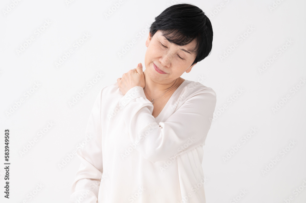 肩こりに悩むシニア女性 肩こりに悩むシニア女性