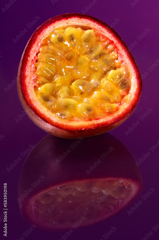 Maracuja Frucht mit Spiegelung auf violettem Fond Maracuja Frucht mit Spiegelung auf violettem Fond