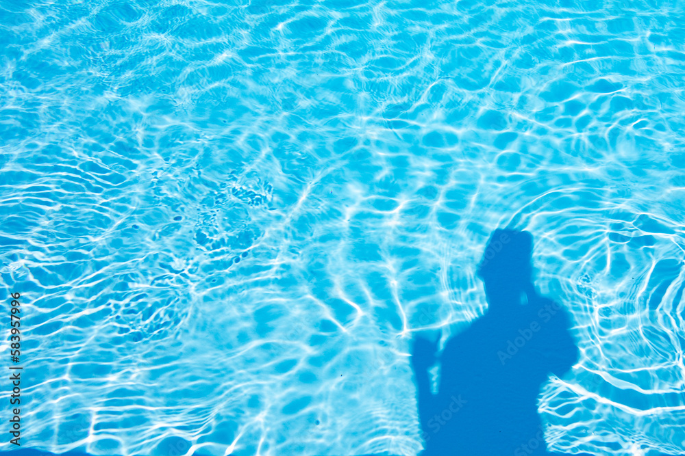 l'ombre sur l'eau de la piscine
