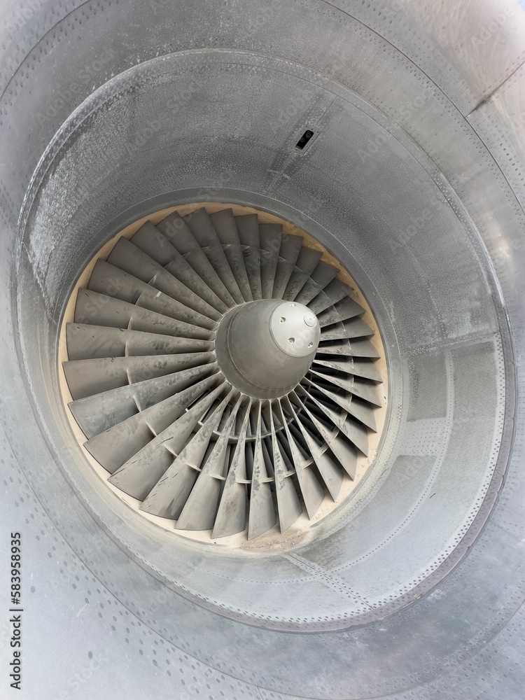 Obraz premium Vertical shot of the inside of an airplane engine