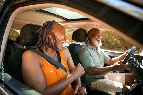 Foto Senior Couple Enjoying Summer Day Trip Out Driving In Car Together