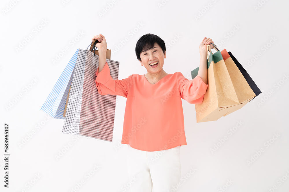 爆買いショッピングする女性
爆買いショッピングする女性