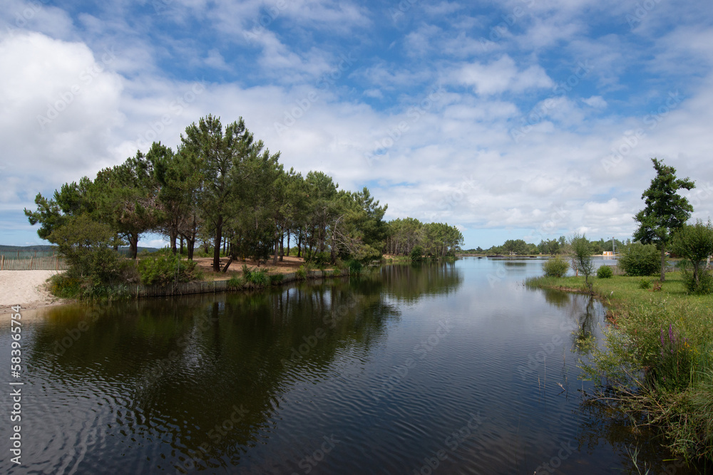 un canal le long du lac d'
Un canal le long du lac d'Hourtin

